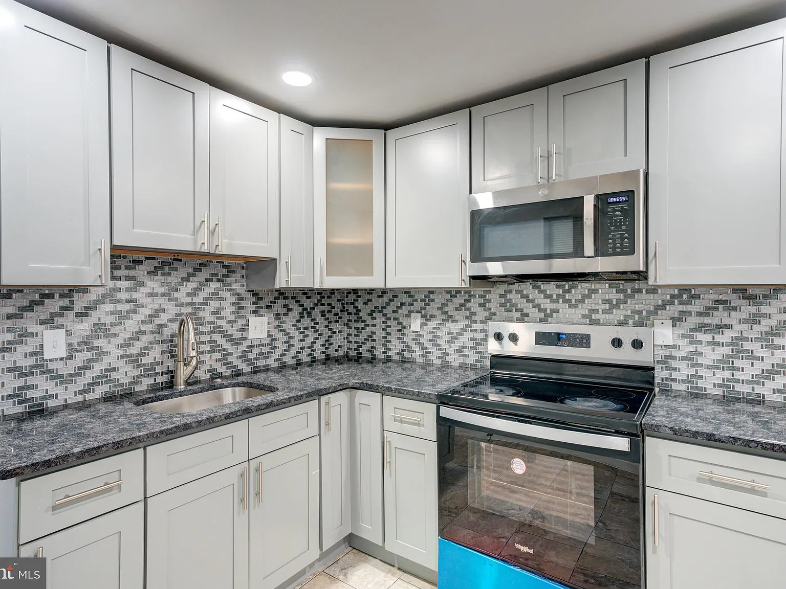 3 bed, 1024 sqft, $2,400 — Photo 4