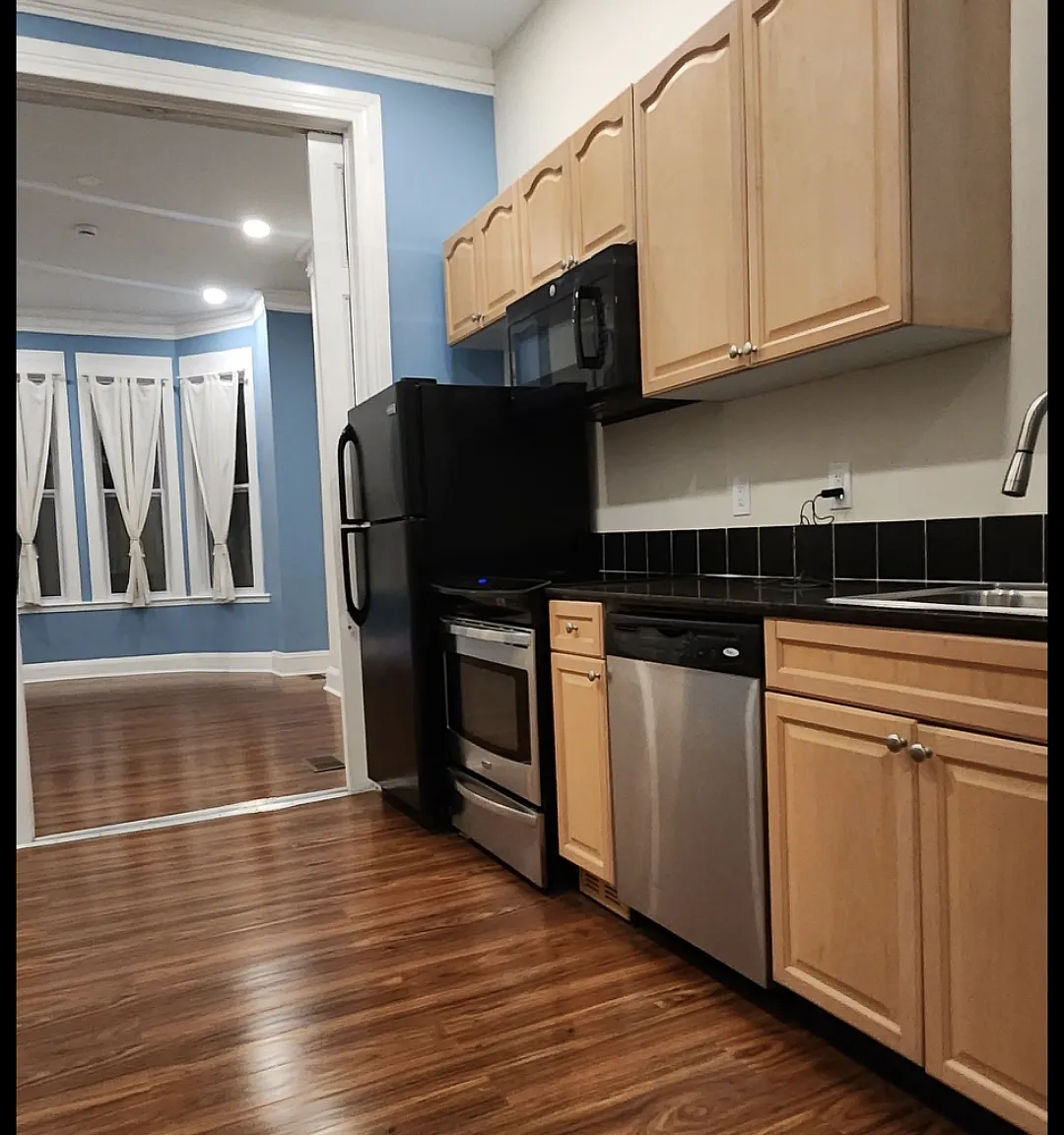 1 bed, 950 sqft, $1,350 — Photo 4