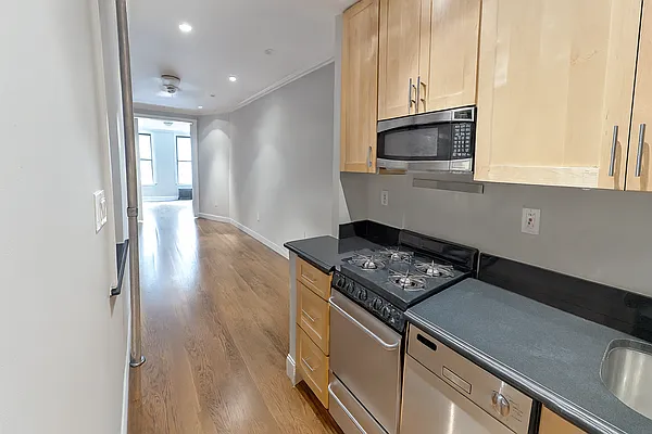 Rented by Tahari Realty LLC | media 10