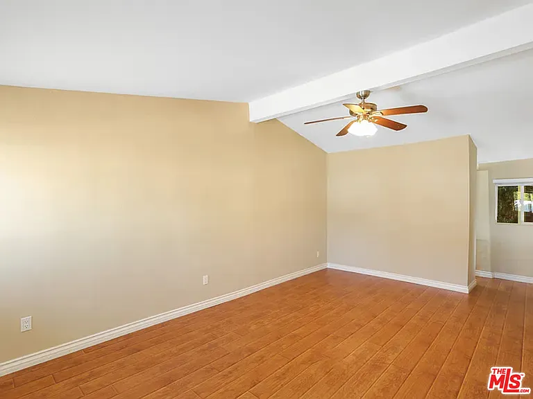 526 N Emerald Dr — Photo 6