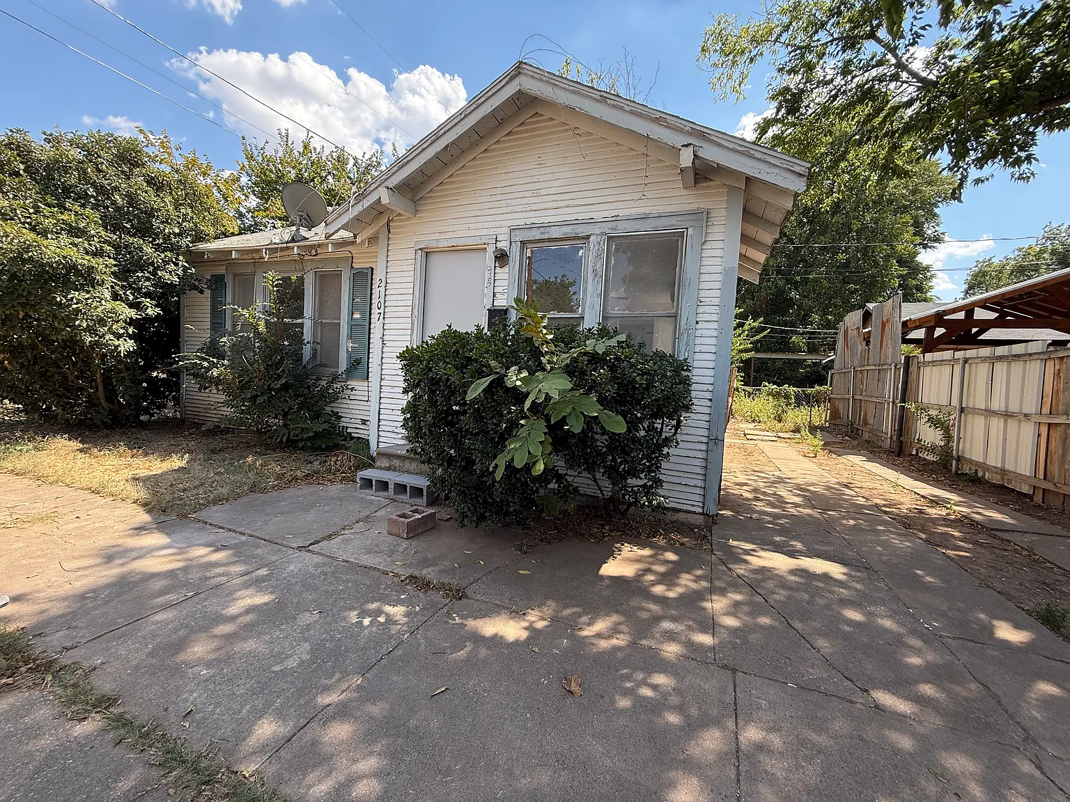 2107 Ave I — Photo 3