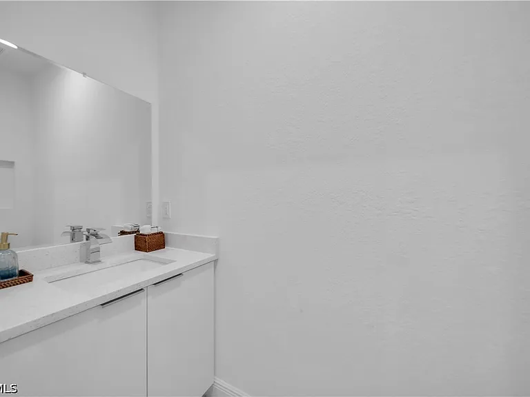 1064 Calumet Rd — Photo 19