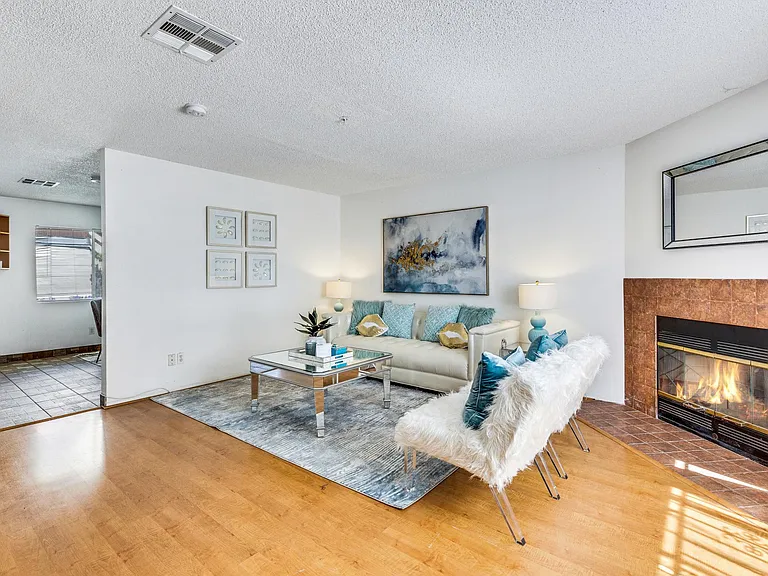 2817 W Grand Ave — Photo 2