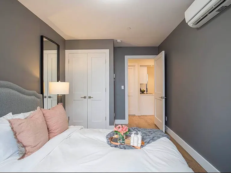 1084 Rogers Ave #4E — Photo 9