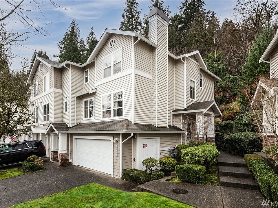 End unit with 2-car garage backs to a greenbelt