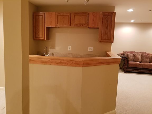 Kitchen/Wet bar area