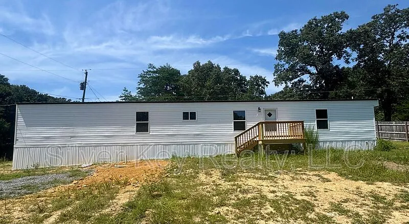 3 bed, 2.0 bath, $1,095 — Photo 1
