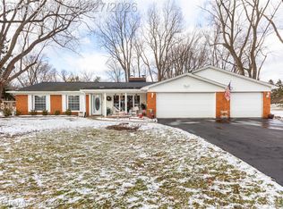 2020 Charnwood Dr, Troy, MI 48098