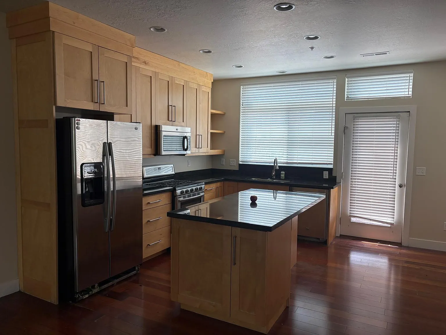 3 bed, 1936 sqft, $3,150 — Photo 2