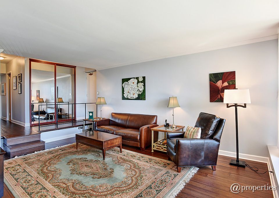 Foyer/Living Room