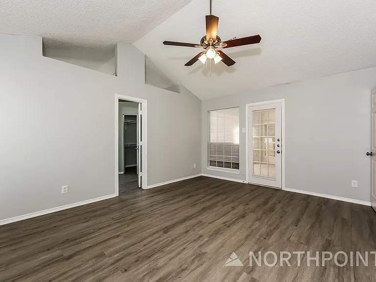 404 Derby Ln — Photo 8