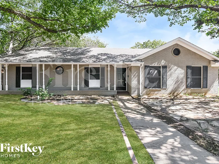 600 NW Chisholm Rd — Photo 1
