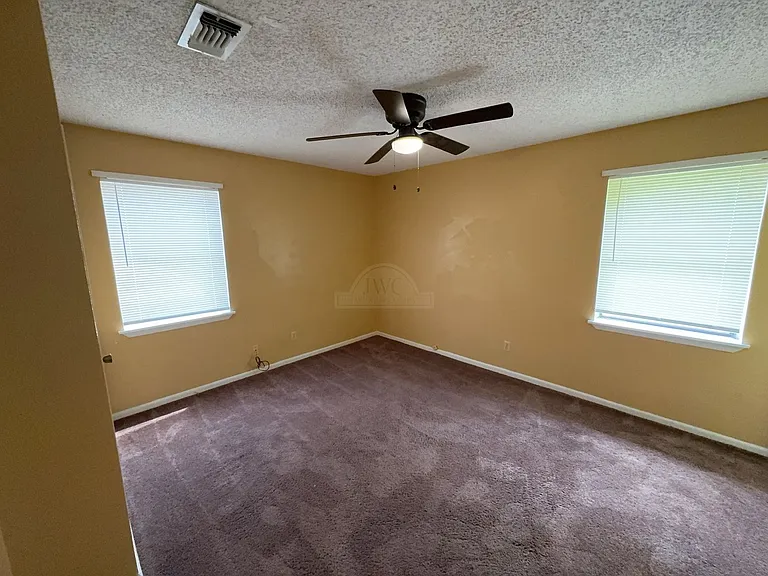 820 Michelle Dr — Photo 11