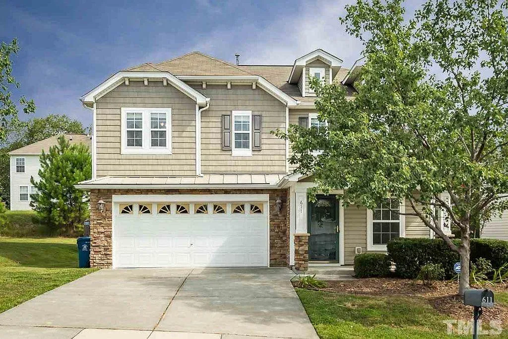 3 bed, 2391 sqft, $2,100 — Photo 1