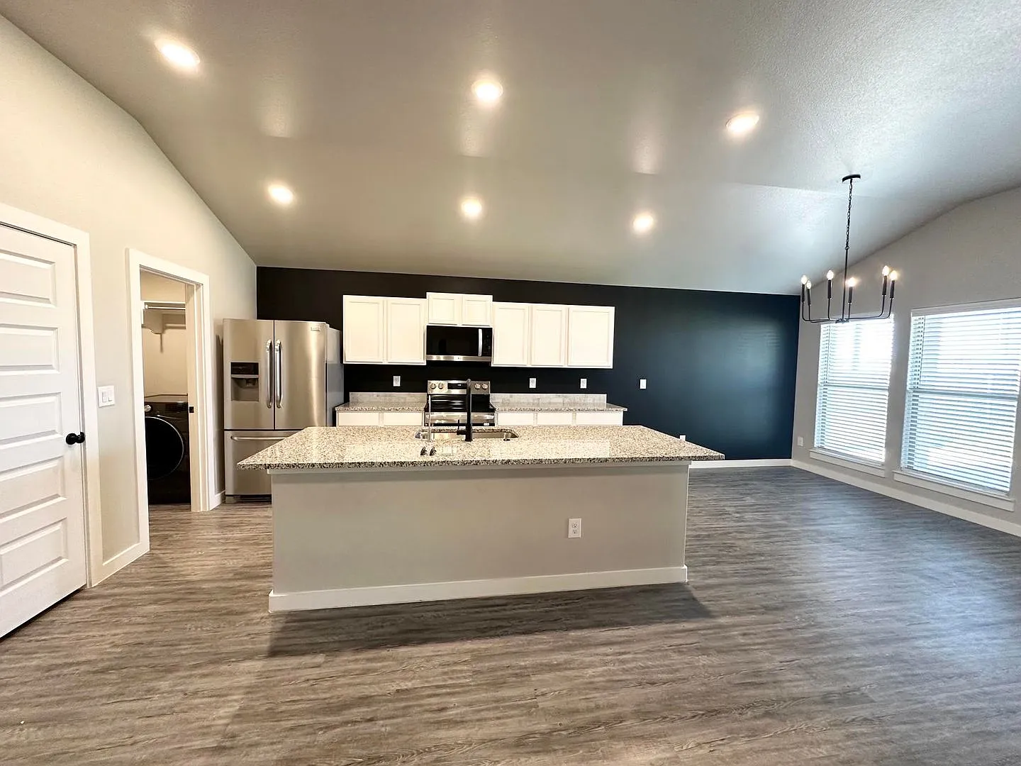 3 Bedroom 2 Bathroom Home For Rent — Photo 3