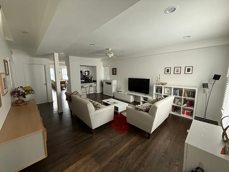 2114 W Melrose St — Photo 22