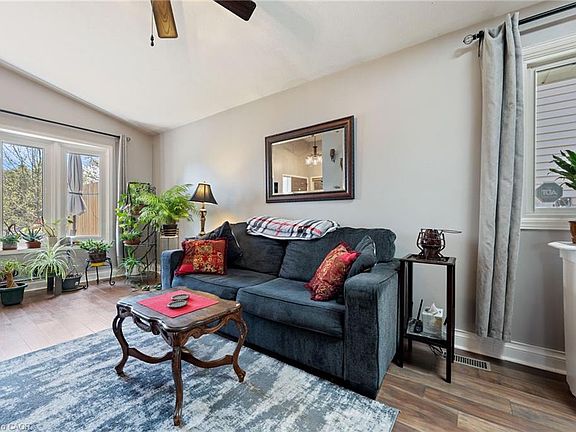 3rd image of 2 Hampton Ct