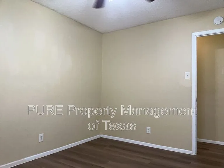 604 Country Aire Dr #B — Photo 19