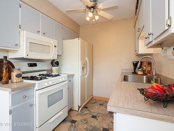 3rd image of 790 Gloucester Dr #0