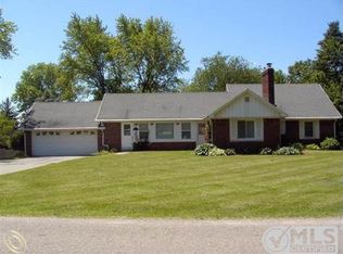 149 N Avery Rd, Waterford, MI 48328