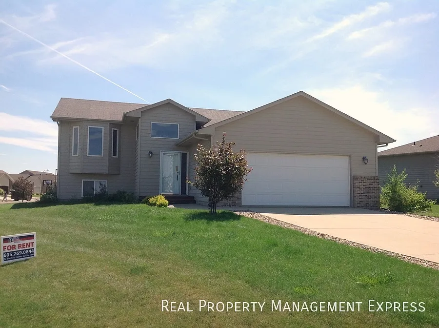 Beautiful 4 Bedroom 2 Bathroom Single Family Home w/ Double Stall Garage in SW Sioux Falls — Photo 1