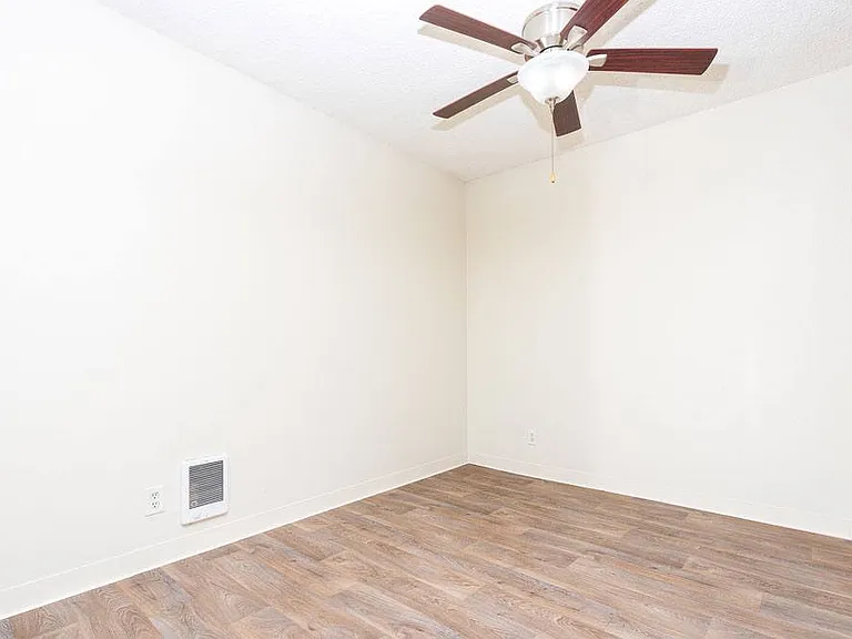 Mission Sierra Apartments — Photo 16