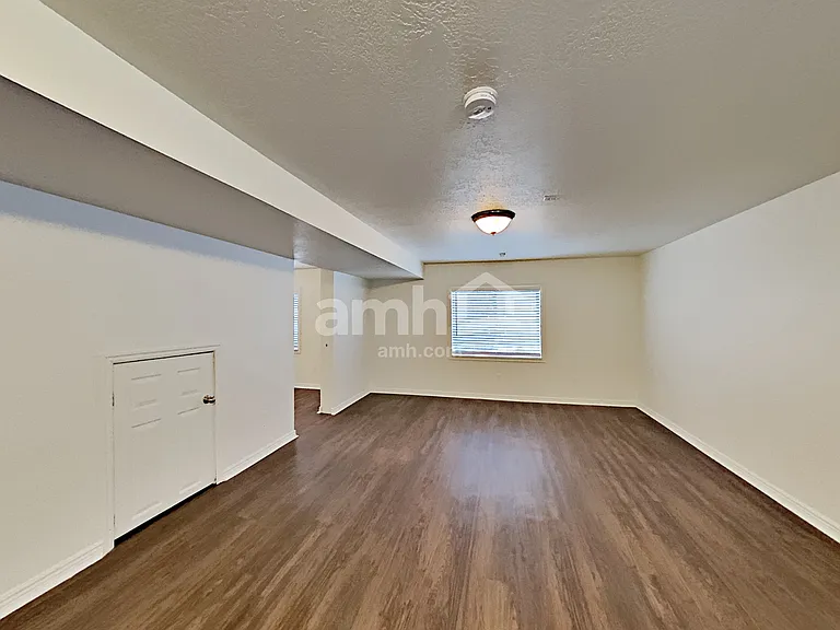 4384 N Maple Dr — Photo 6