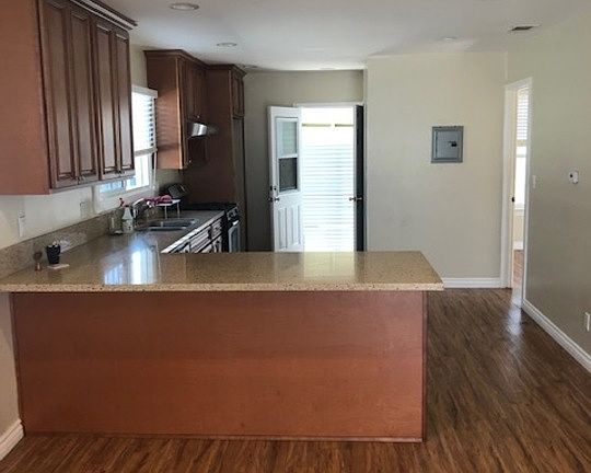 2nd image of 1126 S Mariposa Ave
