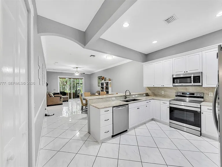 8908 NW 40th St — Photo 15