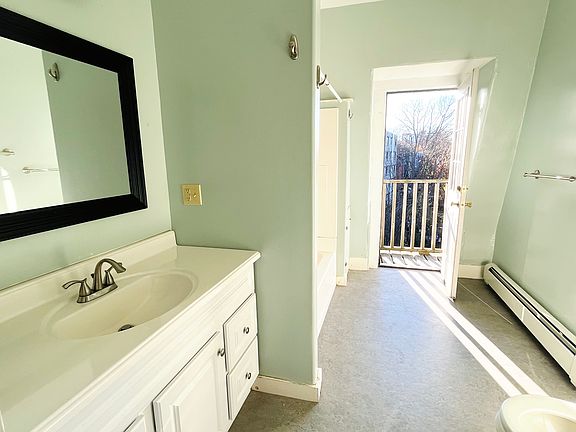 3rd image of 208 High St APT 5