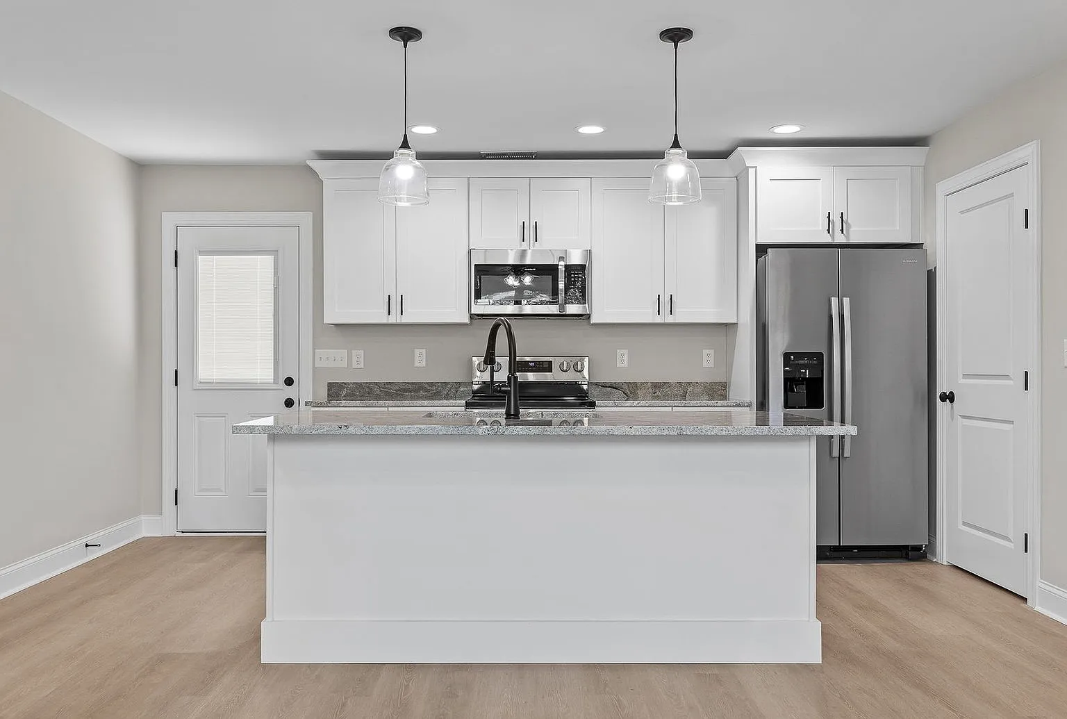 3 bed, 2.0 bath, 1412 sqft, $1,595 — Photo 3