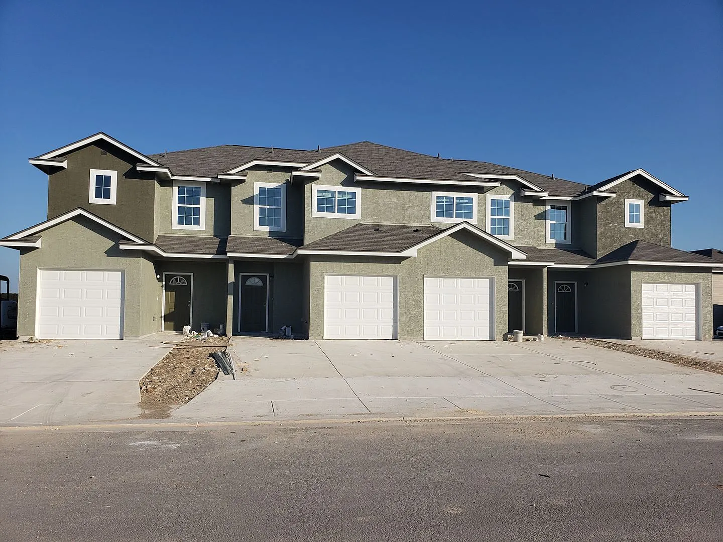 Town home for rent — Photo 1
