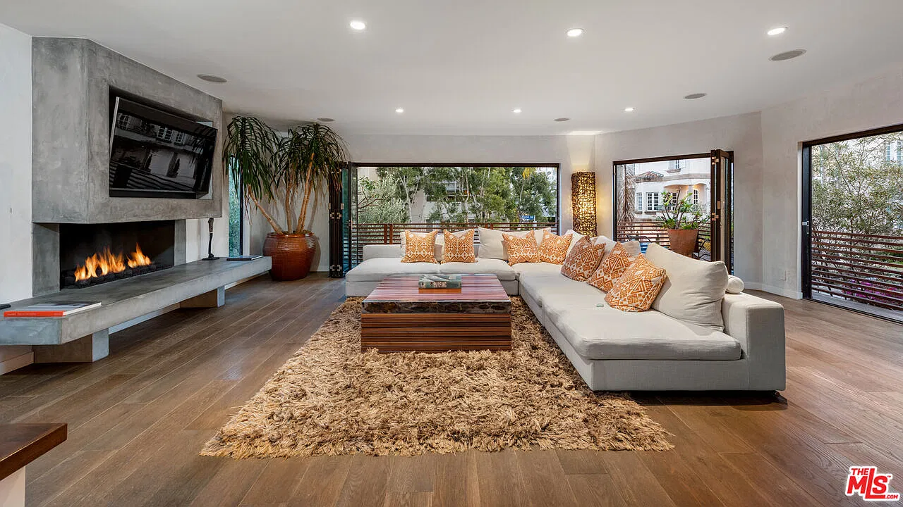4 bed, 5.0 bath, 4167 sqft, $20,000 — Photo 3