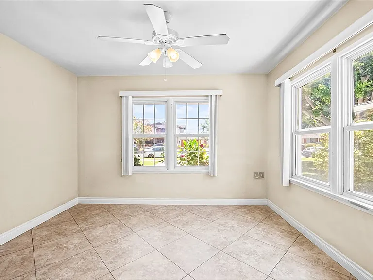542 N Waverly St — Photo 17