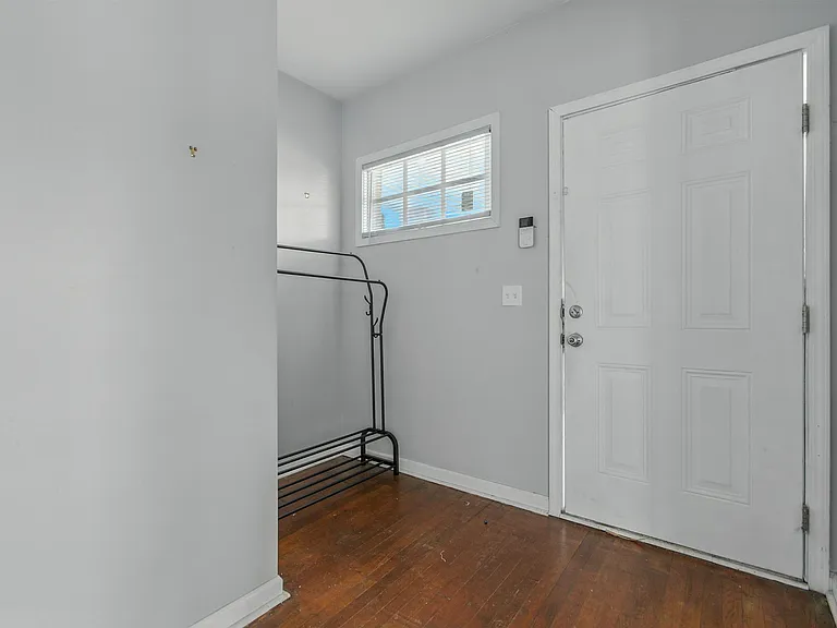 1595 W Grand Blvd — Photo 4