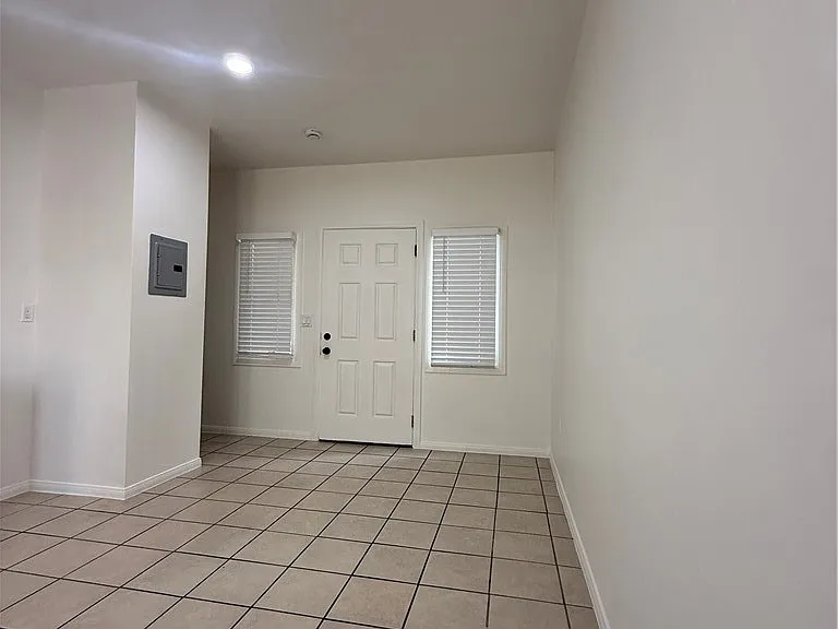 1085 Hoffman Ave #10 — Photo 2