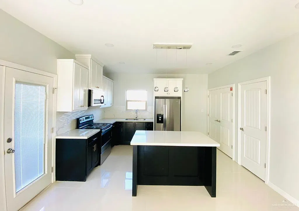 3 bed, 2.0 bath, 1075 sqft, $1,100 — Photo 4