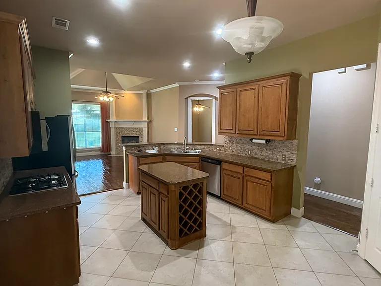 2200 Stone Creek Dr — Photo 7