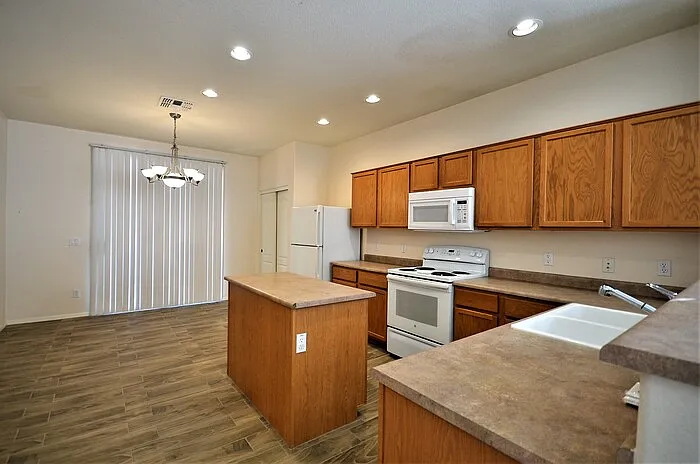3660 E Temecula Way — Photo 2