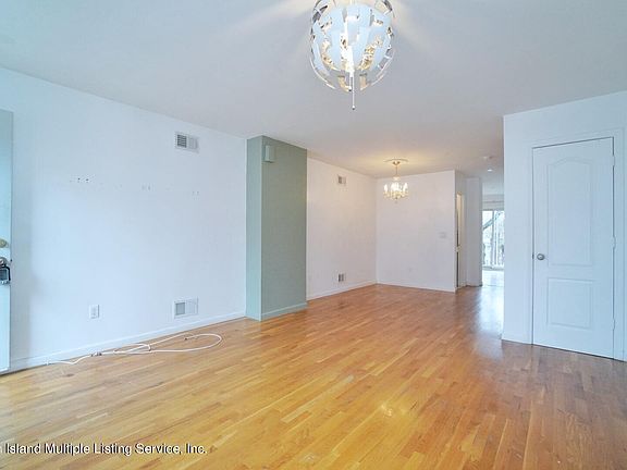 5th image of 72 Townsend Ave #B