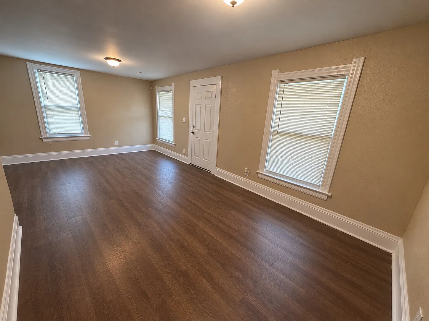 3 bed, 990 sqft, $1,100 — Photo 2