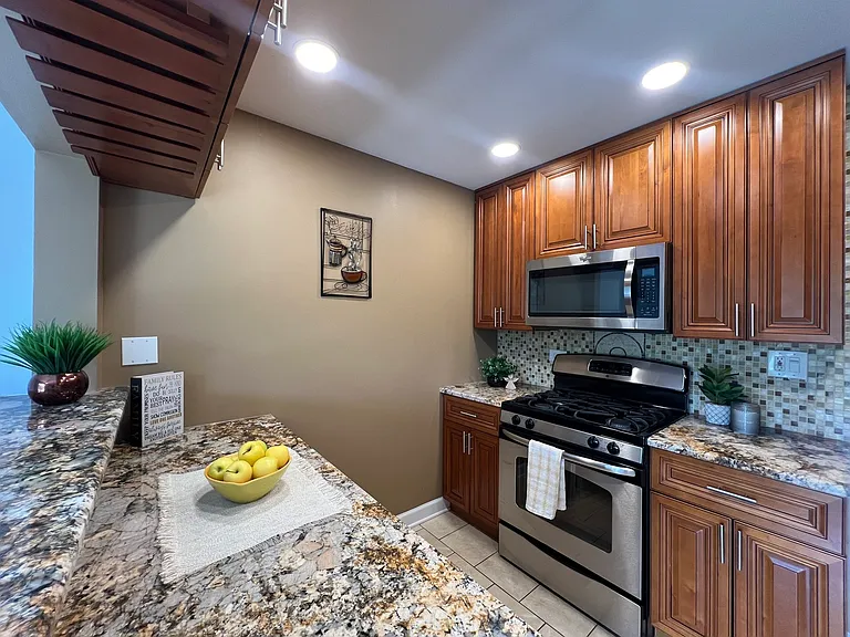 1880 Bonnie Ln #302 — Photo 4