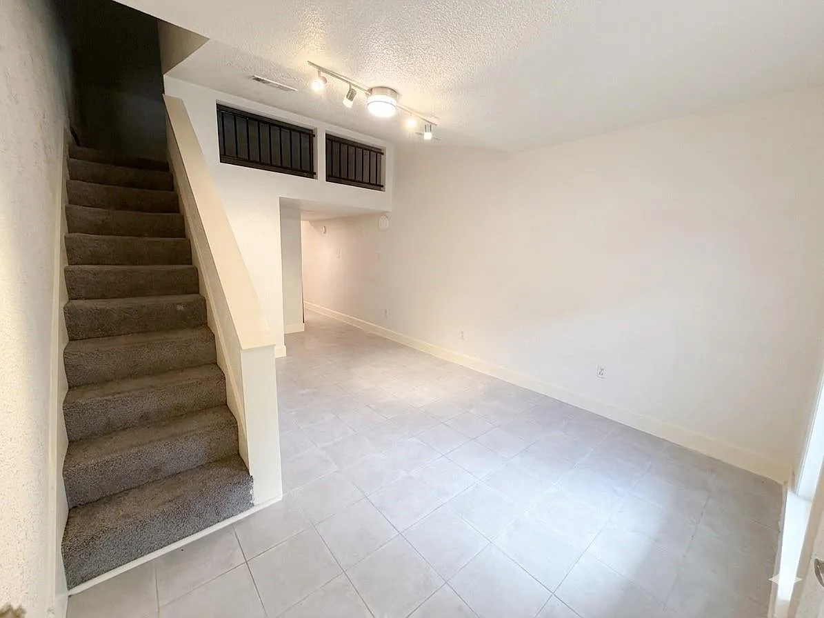 Building Photo - 2127 Maximilian St #3