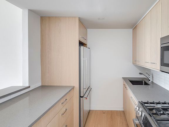 3rd image of 1 Columbus Pl APT N26a