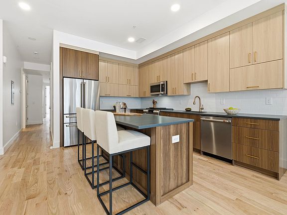 5th image of 271 Webster Ave APT 2