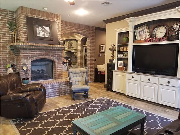 3rd image of 2215 Forest Way Blvd