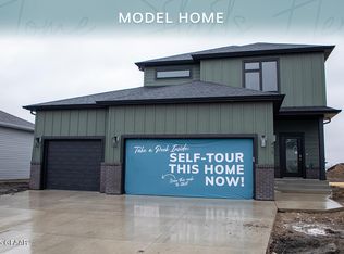 475 Plymouth Ln, Grand Forks, ND 58201