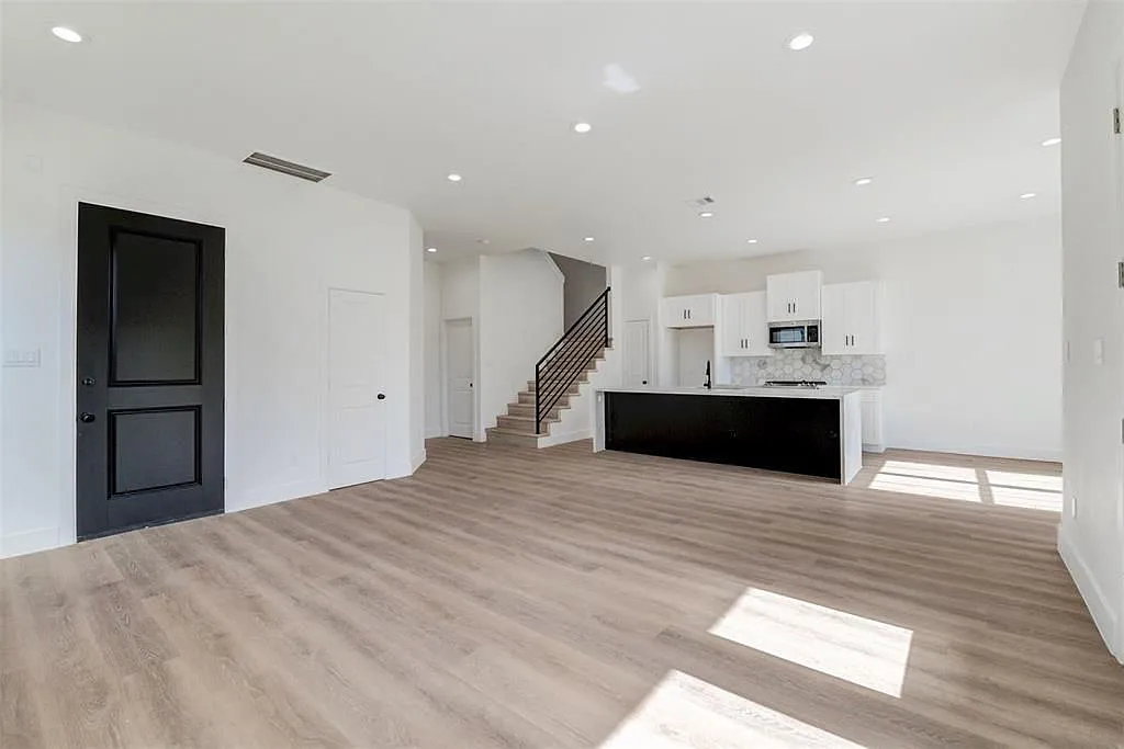 3 bed, 2.5 bath, 1804 sqft, $2,150 — Photo 3