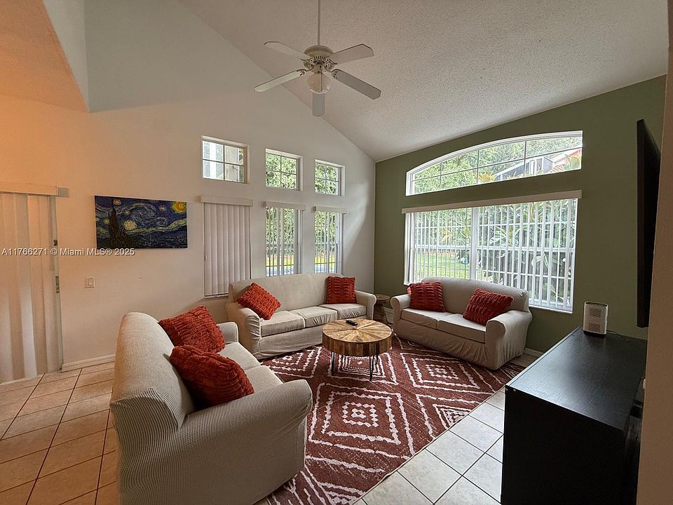 1st image of 1013 Park Ridge Cir