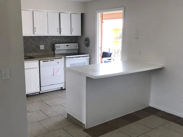 1667 W Oak Ridge Rd #D — Photo 1
